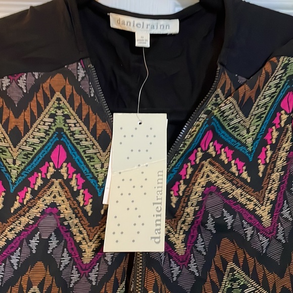 Daniel Rainn Cap sleeve top with front zipper - Picture 3 of 5